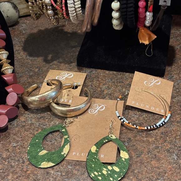 New Plunder jewelry bundle necklaces, bracelets & earrings - Picture 3 of 4